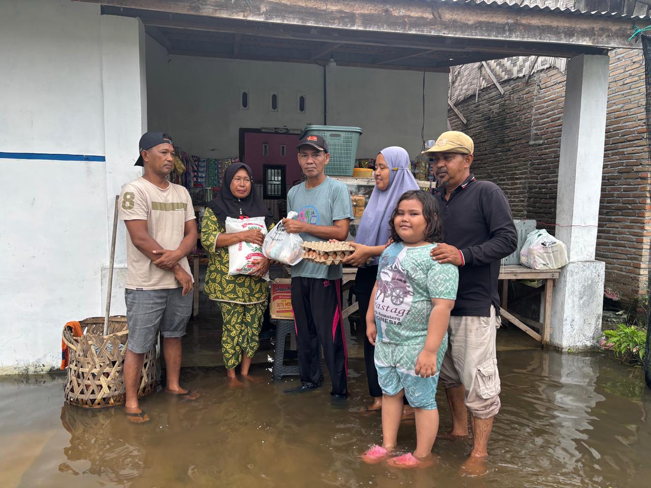 Anggota DPRD Sergai Fraksi Demokrat Siti Aisah Sambangi dan Bantu Korban Banjir Tanjungberingin