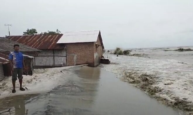 Gelombang Tinggi Air Laut Ancam Keselamatan Warga Pesisir Desa Bagan Kuala, Tiga Sampan Karam