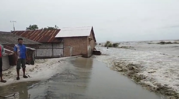 Gelombang Tinggi Air Laut Ancam Keselamatan Warga Pesisir Desa Bagan Kuala, Tiga Sampan Karam