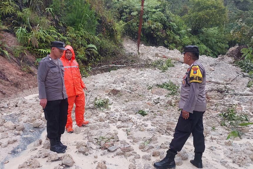 Jalinsum Sipirok–Taput Lumpuh Total Akibat Longsor