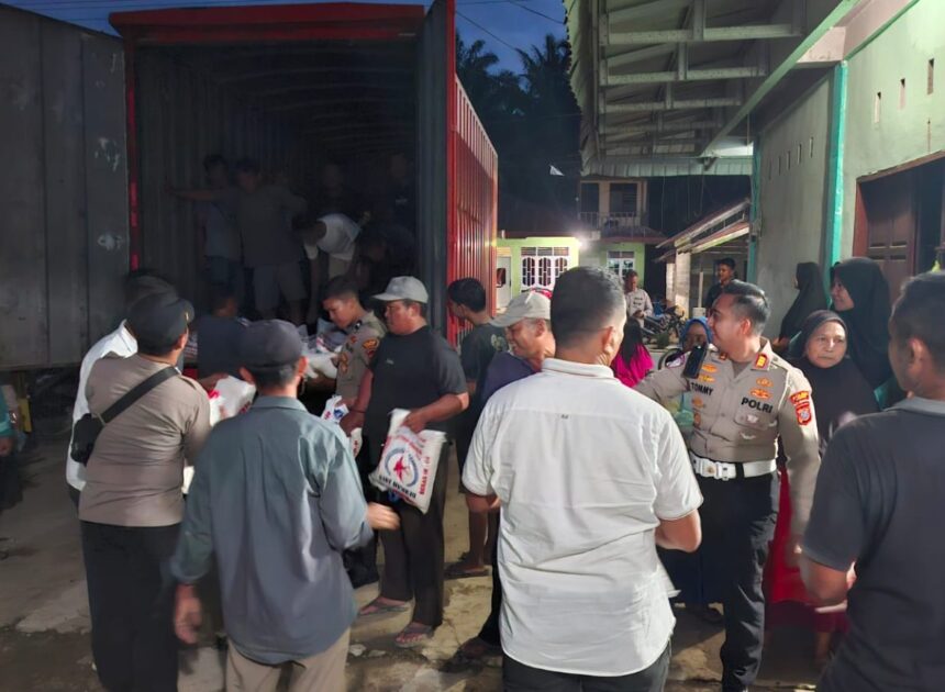 Polres Langkat Salurkan Bantuan Sosial untuk Warga Terdampak Banjir di Paya Bengkuang