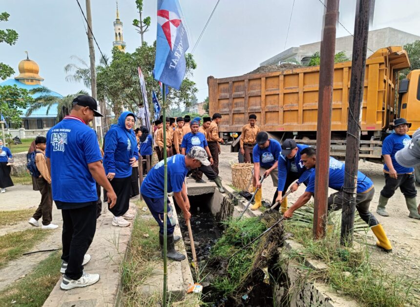 Sambut HUT ke-25, DPC Demokrat Sergai dan Pemdes Pekan Tanjung Beringin Gelar Gotong Royong Massal