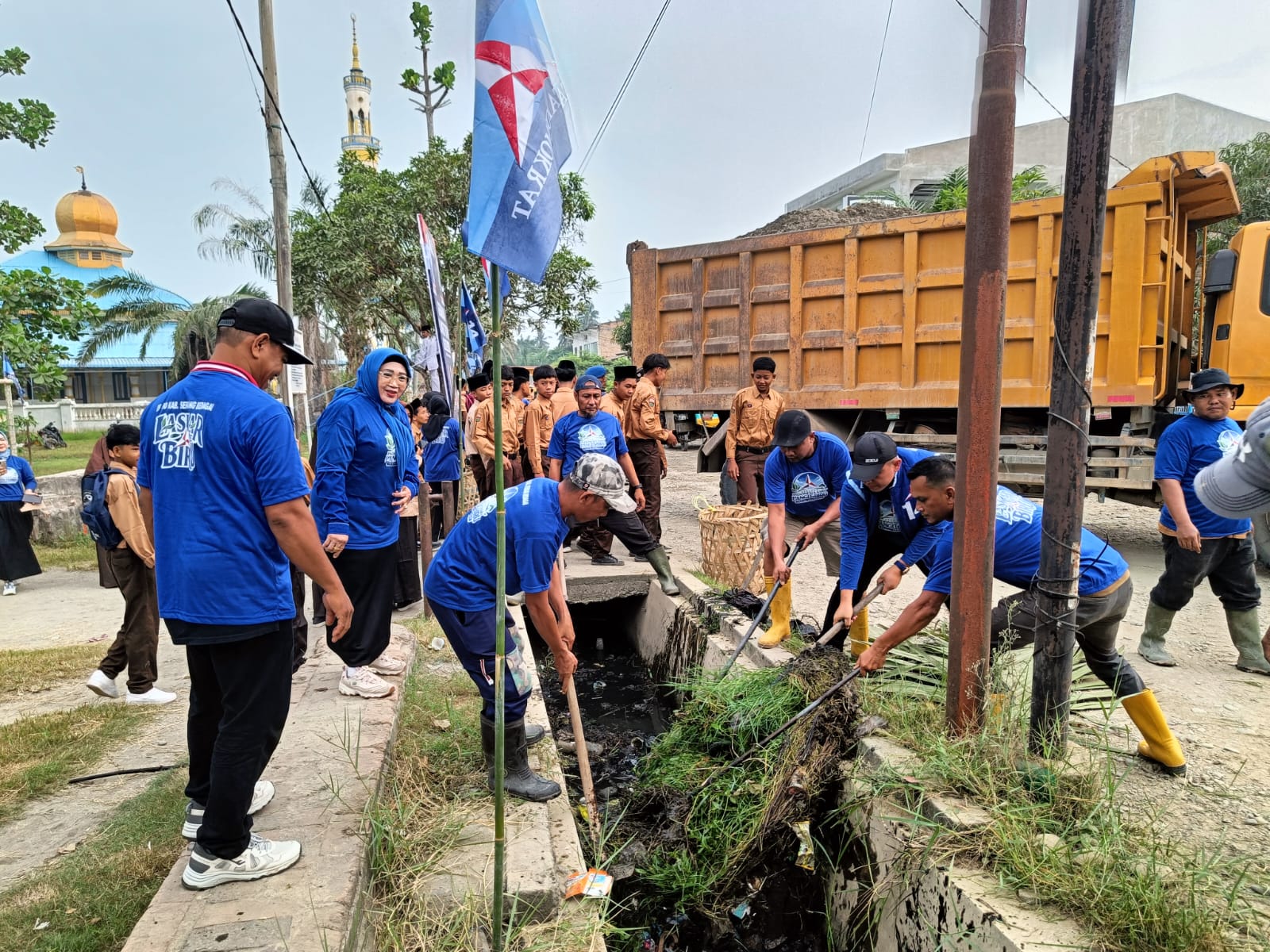 Sambut HUT ke-25, DPC Demokrat Sergai dan Pemdes Pekan Tanjung Beringin Gelar Gotong Royong Massal